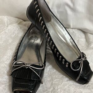 Jessica Simpson sz9 Black Flats with Silver Bow EUC